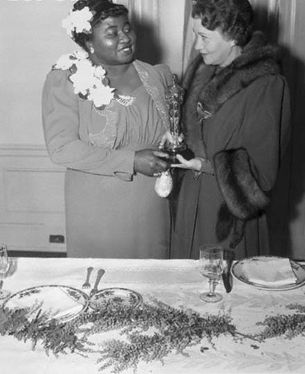 Hattie McDaniel con el Oscar a la mejor actriz de reparto conseguido por su mammy de "Lo que el viento se llevó"